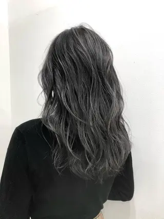 セミロング 白いハイライト🤍 タナカリョウスケのヘアスタイル