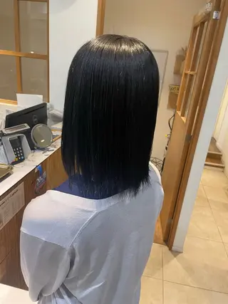 ミディアム カラー 秋元 佳乃のヘアスタイル