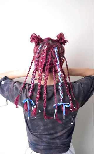 セミロング カラー パーマ ヘアアレンジ アイブロウ 推し活専用 【派手髪】飯野ゆかりのヘアスタイル