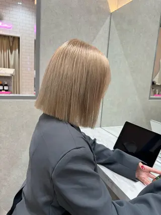 ミディアム karin ボブハイトーンのヘアスタイル