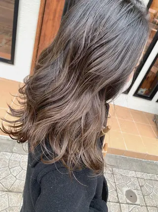 ミディアム カラー yoshi （髙橋）のヘアスタイル