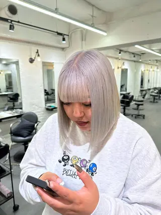 ミディアム カラー 梅田ハイトーン チダ ヒナノのヘアスタイル