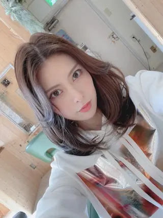 ミディアム 韓国レイヤー外国人風 透明感カラー髪質改善のヘアスタイル