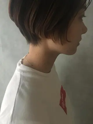 ショート ブリーチなしカラー/ 顔周りレイヤーカットのヘアスタイル