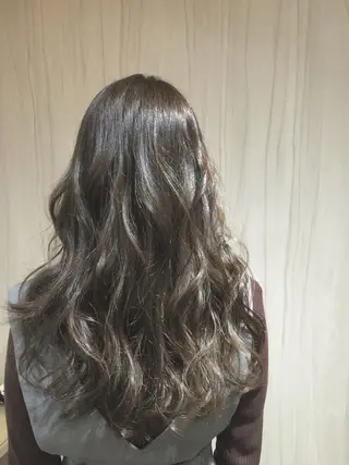 カラー 嶋村夏実🌼レイヤー 🌸白髪ぼかしのヘアスタイル