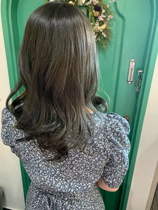 セミロング カラー 佐藤 美咲のヘアスタイル