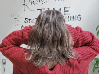 ミディアム Luana. 細澤のヘアスタイル