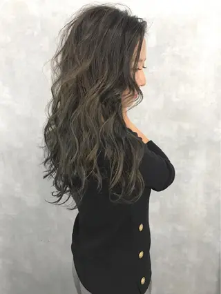 セミロング カラー TOMOYAレイヤー ブリーチ縮毛矯正のヘアスタイル