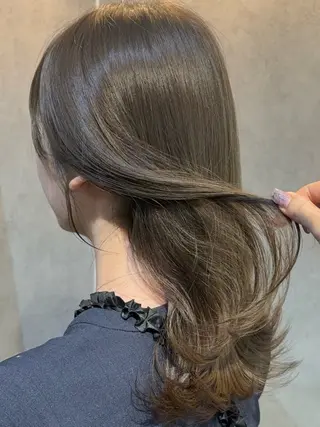 ミディアム カラー 赤みオフの透明感職人 /ケア重視の美髪施術のヘアスタイル
