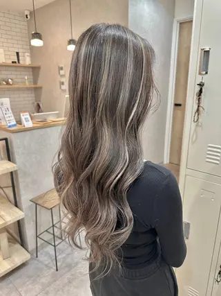 ロング カラー 白髪ぼかしハイライト レイヤー川口　元気のヘアスタイル