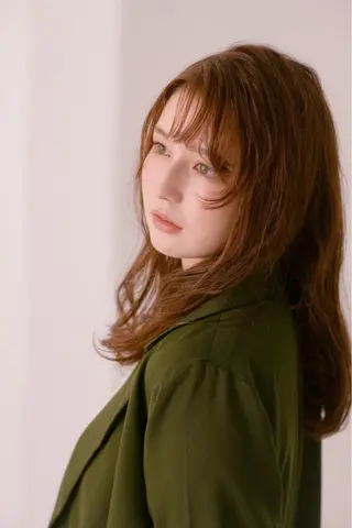 ロング カラー KYARA HALF 【アカデミー】のヘアスタイル