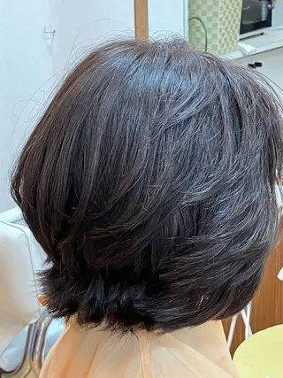 ミディアム 湯浅 貴子のヘアスタイル