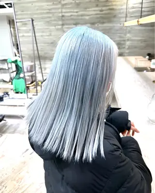 セミロング 抜きっぱなしブロンド ササキカズマのヘアスタイル