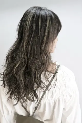 ロング カラー パーマ 髪質改善✨透明感カラ ー🌈シエルブルーのヘアスタイル