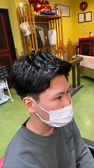 ショート パーマ メンズ デザインカラー🏝️ 須賀汐音のヘアスタイル