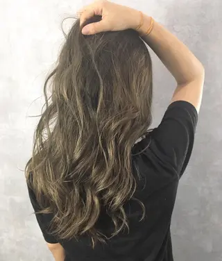 セミロング カラー TOMOYAレイヤー ブリーチ縮毛矯正のヘアスタイル