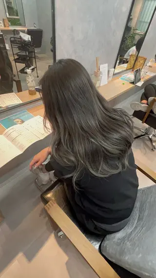 ロング motoトップカラー リスト/ブリーチカラのヘアスタイル