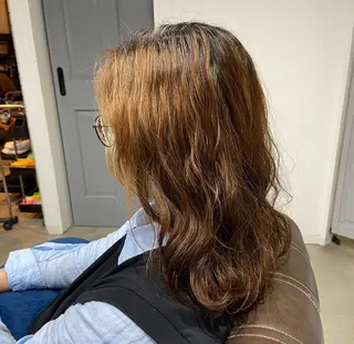 セミロング パーマ 安岡美咲✂︎ 艶カラー/髪質改善のヘアスタイル