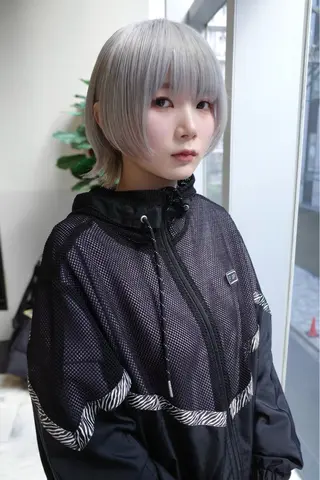 ショート カラー SALOWIN所属・ブリーチ🔑 ボブ✨レイヤーのヘアスタイル