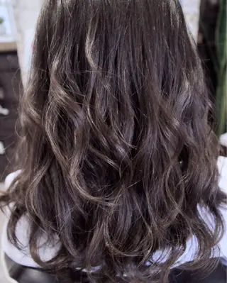 ロング カラー 柳原 実央のヘアスタイル