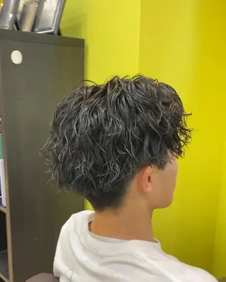 パーマ メンズ 三ノ宮フェザーパーマ 蕃本 啓利のヘアスタイル