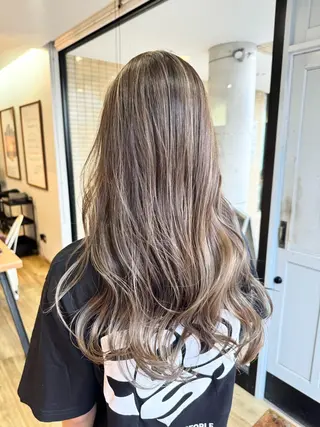 ロング カラー ツキダテ ユイのヘアスタイル