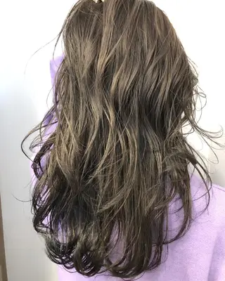 ロング カラー 岡田 拓也のヘアスタイル