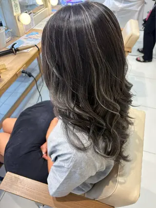 ロング カラー 外人風ハイライト/ グレージュカラーのヘアスタイル