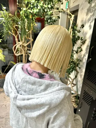 ショート 抜きっぱなしブロンド ササキカズマのヘアスタイル