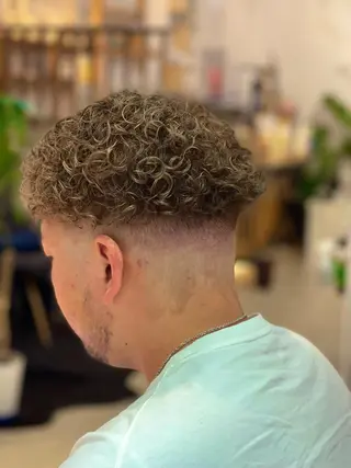 ショート カラー パーマ ヘアアレンジ メンズ キッズ ネイル マツエク・マツパ アイブロウ 吉岡 三四朗のヘアスタイル