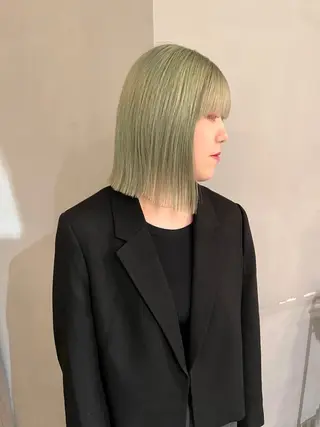 ショート カラー ぱつっとボブ 古家 佑真のヘアスタイル