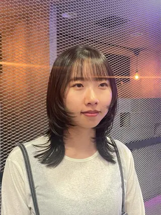 ミディアム 手塚 由佳のヘアスタイル