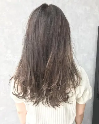 セミロング カラー TOMOYAレイヤー ブリーチ縮毛矯正のヘアスタイル