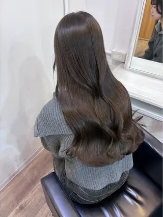 ロング シオン/艶髪/ グレージュカラーのヘアスタイル