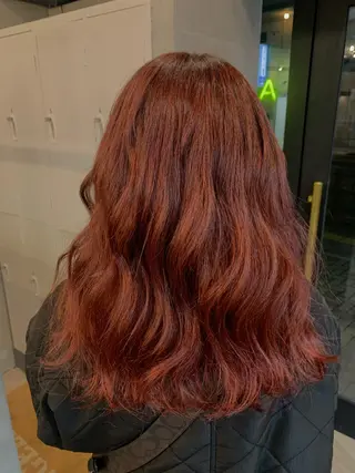 セミロング カラー ヨシナガマユ🦕 髪質改善艶カラーのヘアスタイル