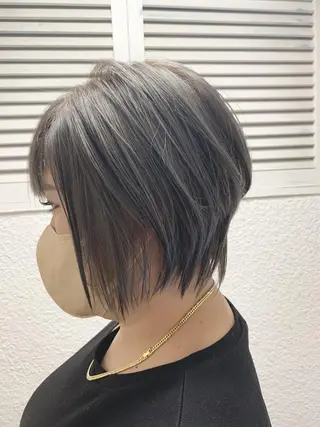 ショート カラー 嶋村夏実🌼レイヤー 🌸白髪ぼかしのヘアスタイル