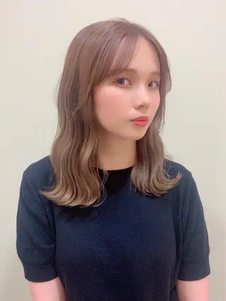 セミロング カラー ANNA /艶髪/ハイトーンのヘアスタイル