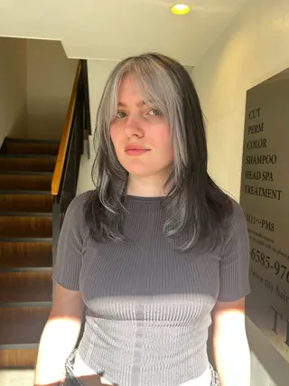 セミロング カラー hen所属・心斎橋/レイヤー/ ブリーチ/モエのヘアスタイル