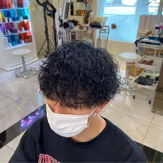 ショート パーマ メンズ 波巻き／ツイスパ／天 王寺／タニオクトモヤのヘアスタイル