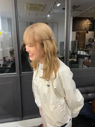 ミディアム あやか/ベージュ /透け感カラーのヘアスタイル