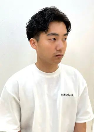 ショート パーマ メンズ 顔周りレイヤー／ 似合わせ／古津遼平のヘアスタイル