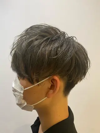 ショート カラー メンズ 三ノ宮フェザーパーマ 蕃本 啓利のヘアスタイル