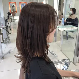 セミロング 岩戸優奈 束感まつげ ピンク/ベージュのヘアスタイル