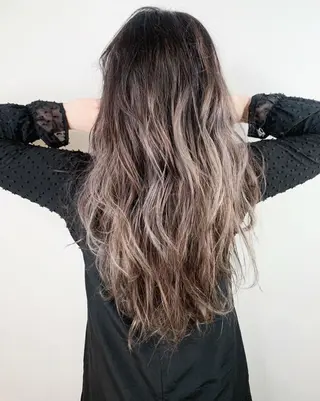 カラー ロング N° aria 三軒茶屋のヘアスタイル