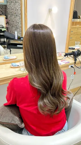 ロング 🩷愛咲🩷レイヤー /透明感カラーのヘアスタイル