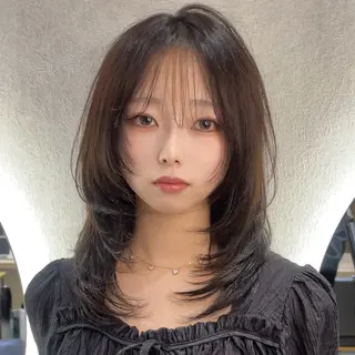 セミロング ハッシュカット🖤 レイヤー/透けカラーのヘアスタイル
