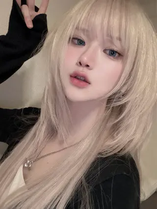 ロング カラー ハイトーン特化美容師 🌈ケアブリーチのヘアスタイル
