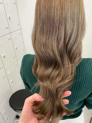 ロング カラー ネイル マツエク・マツパ ベージュグレージュ 💕しゅーじ💕のヘアスタイル