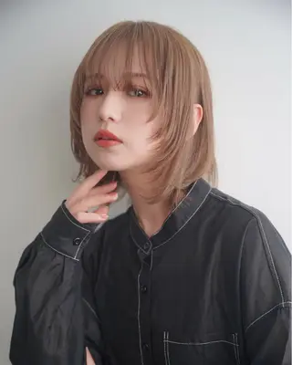 ミディアム カラー 顔周りレイヤーカット 透明感カラー達冨のヘアスタイル