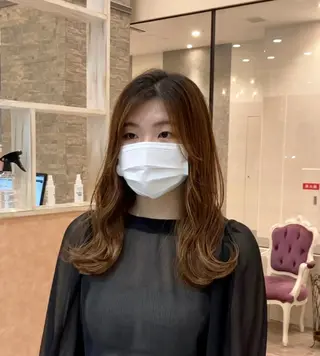 セミロング 大阪ウルフカット 🐺デザインカラーのヘアスタイル